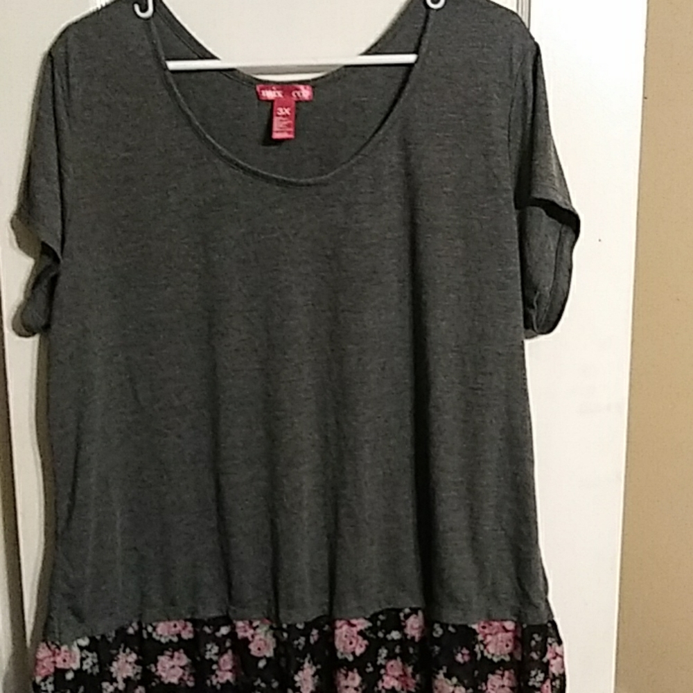 Woman's size 3x bottom flower detailed shirt